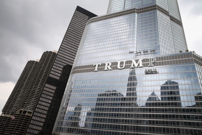 Donald Trump besitzt viele hohe Gebäude.