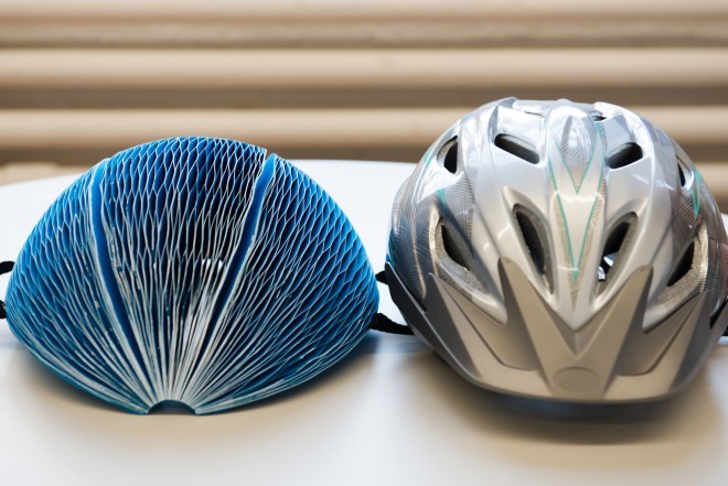 Zložljiva čelada iz papirja EcoHelmet je ravno tako varna kot običajna kolesarska čelada.