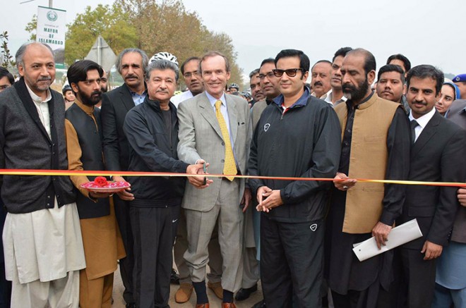 Oslava otevření první cyklostezky v Islámábádu.