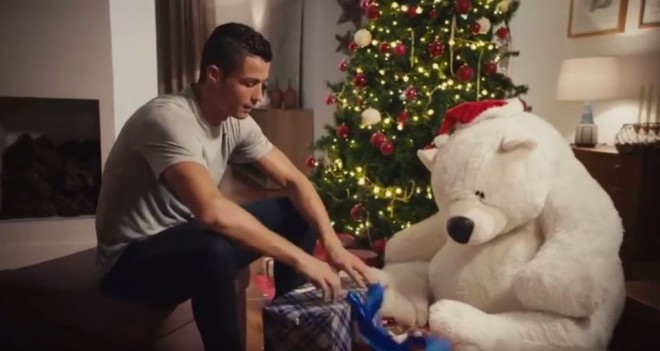 Ronaldo se queda solo en casa inesperadamente por Navidad.