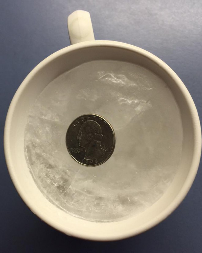For this simple trick you need a cup, water and a coin. Photo: Sheila Pulanco Russel Facebook
