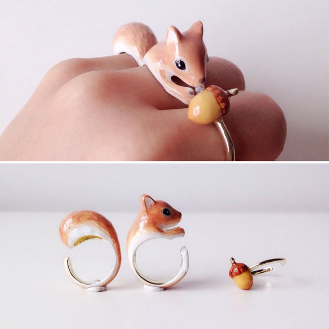 Trojdielny prsteň, ktorý tvorí veveričku.