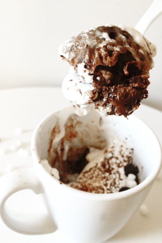 Extremadamente tentador: un pastel de chocolate hecho con chocolate caliente en una taza