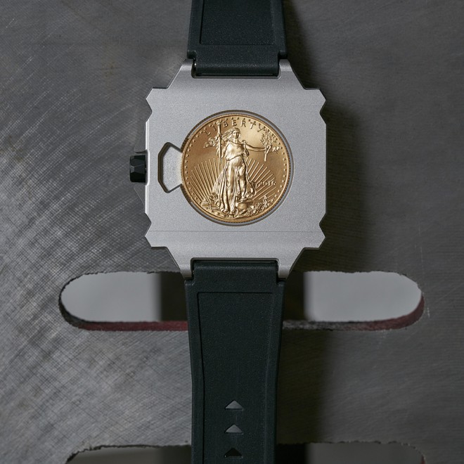 Dekiel zegarka skrywa 14-gramową złotą monetę (fot. Bre&Co.)