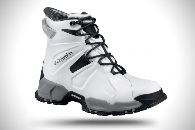 Les chaussures de randonnée Columbia Canuk Titanium sont disponibles en noir et blanc.