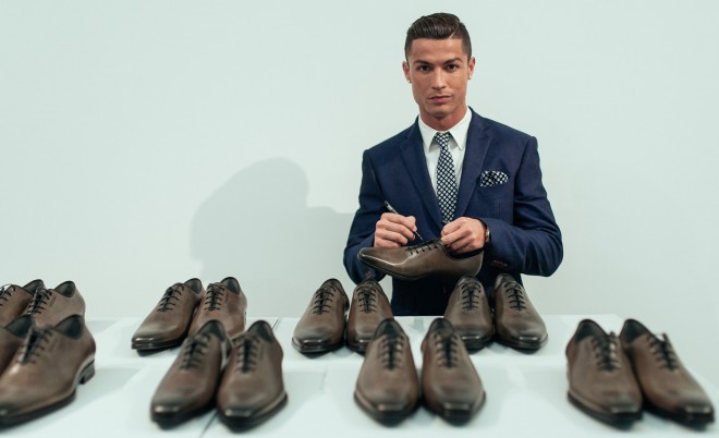 Cristiano Ronaldo também tem uma coleção de calçados masculinos FW15 sob sua marca CR7.