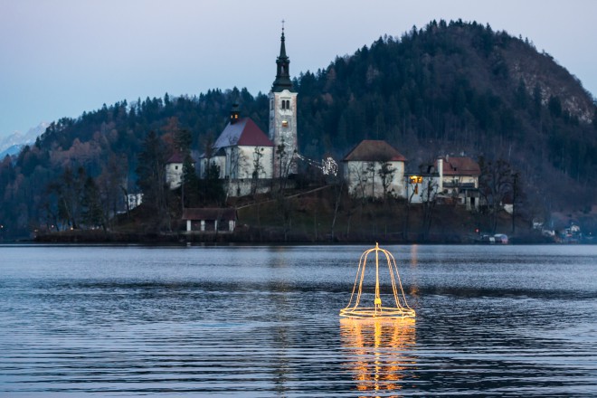 Dvig  potopljenega zvona na Bledu (Foto: Turizem Bled)