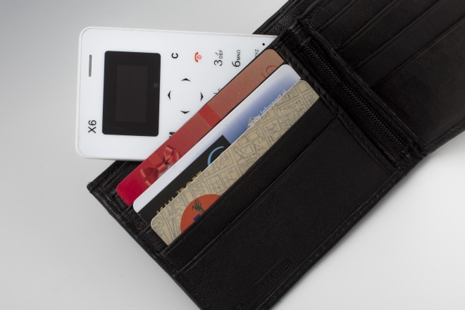 iziPhone är så liten att du kan lägga den i även en liten handväska eller plånbok