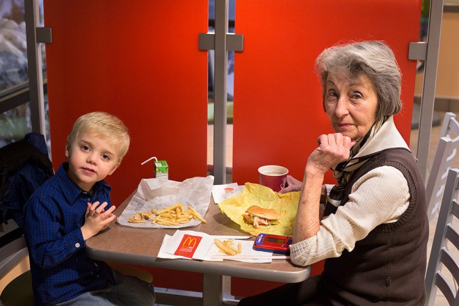 Starejši bodo sedaj v McDonald'su del osebja, ne le spremljevalci vnučkov in vnukinj.