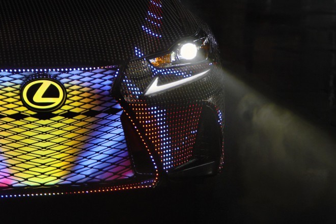 Der Lexus LIT IS ist mit LEDs besprenkelt.