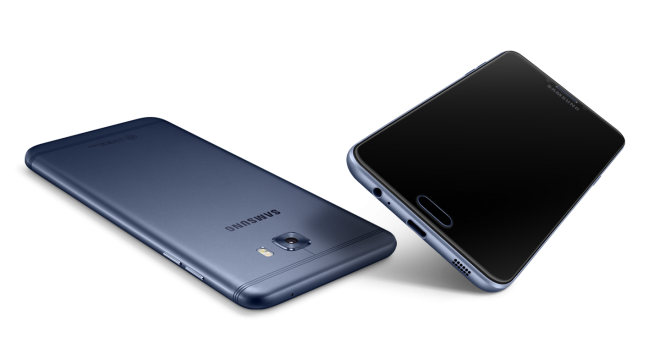 Samsung complète assidûment la gamme de ses téléphones.