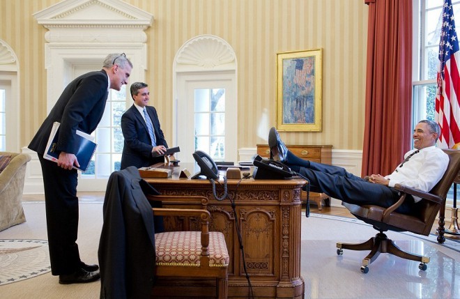 バラク・オバマは大統領執務室でくつろいでいた。