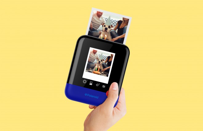 La cámara pop Polaroid imprime una imagen en un minuto