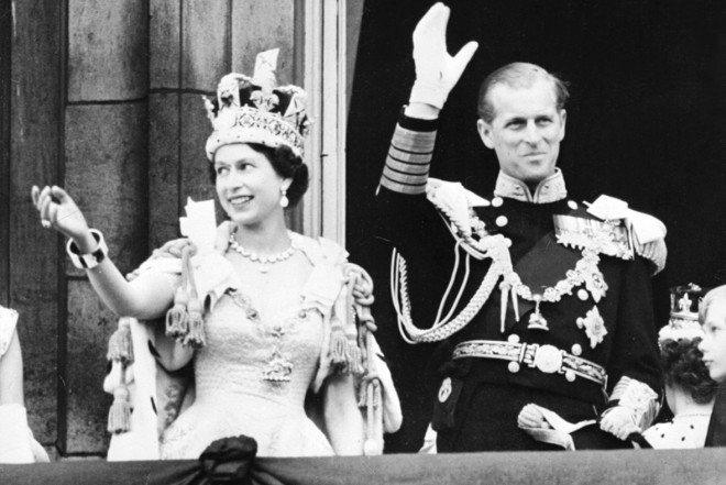 Äskettäin kruunattu kuningatar Elizabeth II. prinssi Philipin seurassa