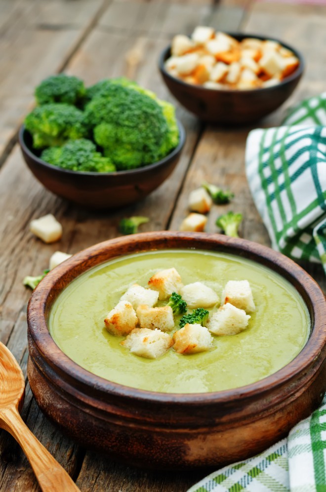 Brokolijeva juha z grškim jogurtom vas bo zasvojila!