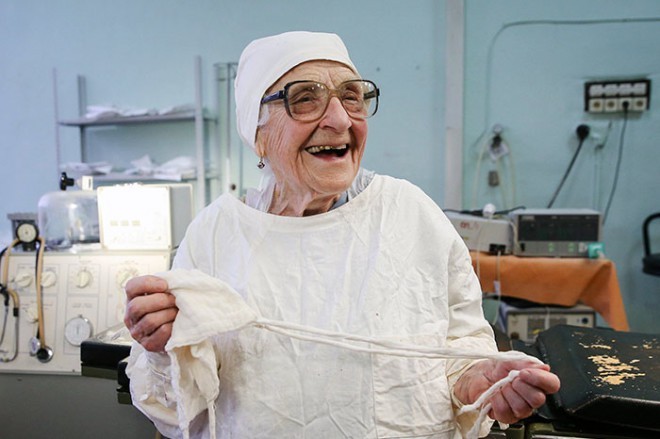 89-letnica dnevno še vedno opravi štiri operacije.