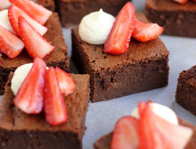 Brownies with Nutella, strawberries and whipped cream