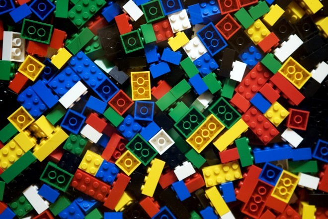 S sestavljanjem kock Lego si lahko režete kruh.