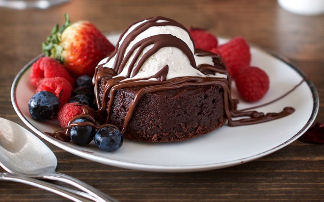 Köstlicher UND gesunder Schokoladenkuchen mit flüssigem Kern. 