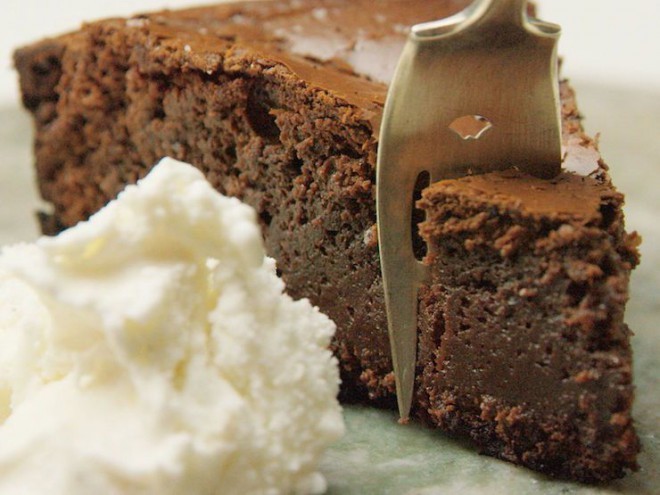 Nutella's two-ingredient cake is probably the best thing that ever happened to us. 