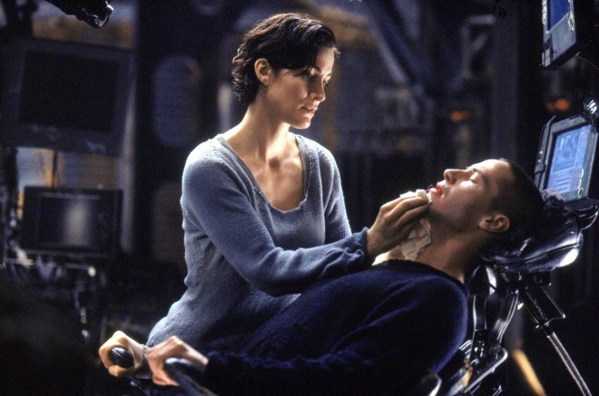 Carrie-Anne Moss in Keanu Reeves v filmu Matrica.
