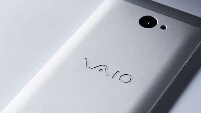 O VAIO Phone A não difere externamente de seu antecessor, por isso se tornou um telefone Android.