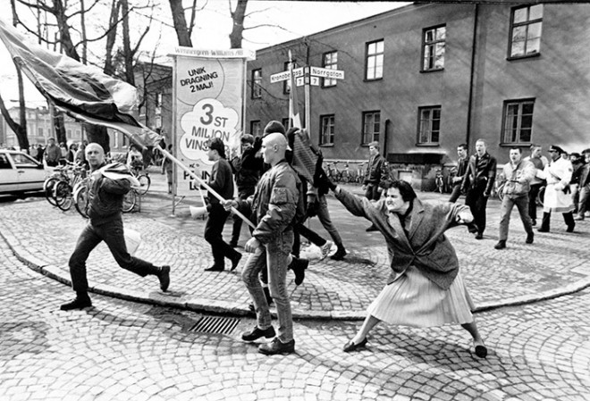 #3 Ženska, ki udari neonacistične aktiviste s torbico - Växjö, Švedska (13. april 1985)