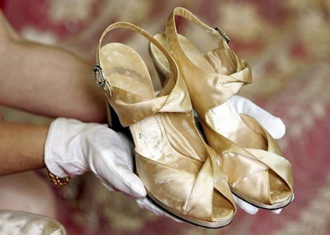 Kraljica Elizabeta II. ima nekoga samo za to, da ji uhodi čevlje.