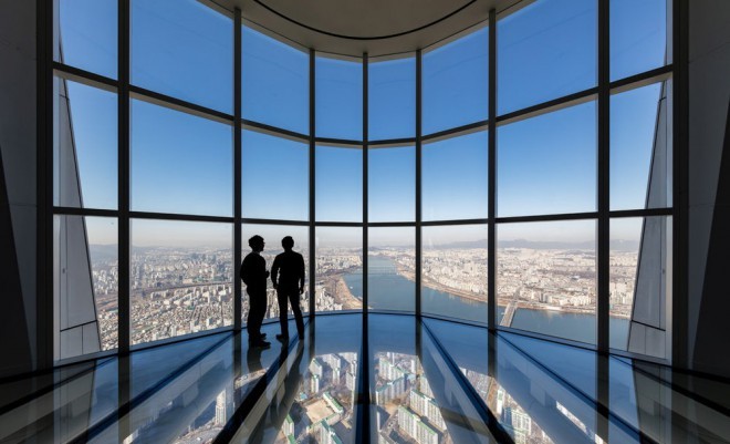 Lotte World Tower possède la plate-forme d'observation la plus haute avec un sol transparent au monde.