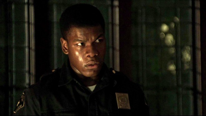 John Boyega igra policista, ki se znajde sredi enega največjih nemirov v ZDA.