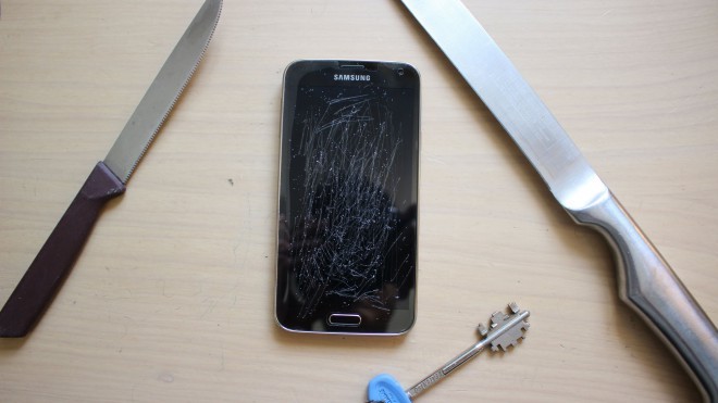 Lo schermo del telefono viene accidentalmente graffiato o danneggiato in altro modo.