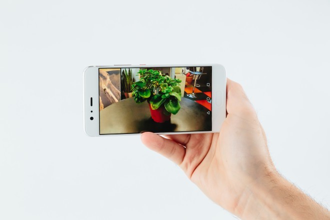 Huawei P10 with the latest dual camera, developed in collaboration with Leica.
