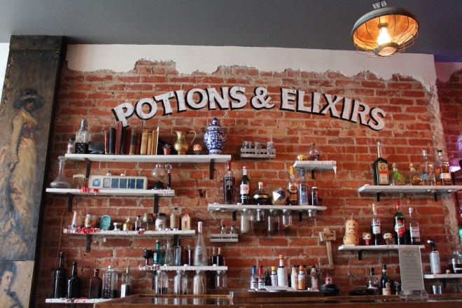 Bar Lockhart poslužuje koktele Harryja Pottera