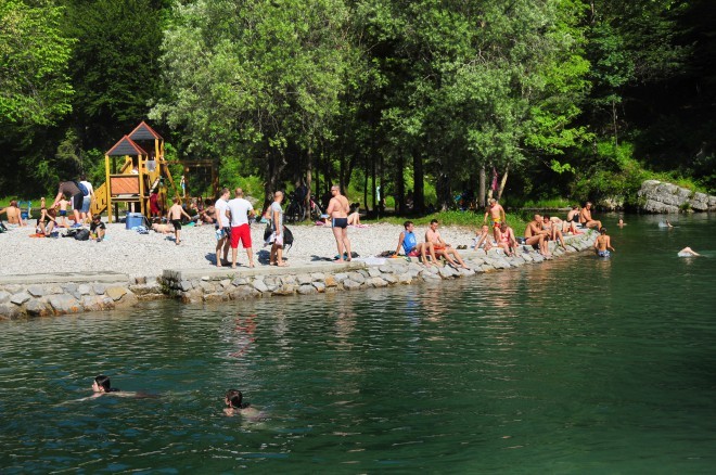 Naturliga simbassänger i Slovenien: naturlig pool Pri Lajštu i Idrijska Bela