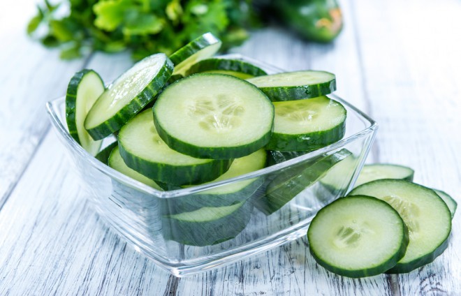Komkommers zouden water uit het lichaam afvoeren. 