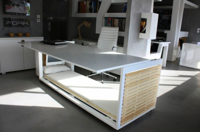 Un bureau avec un tiroir sieste.