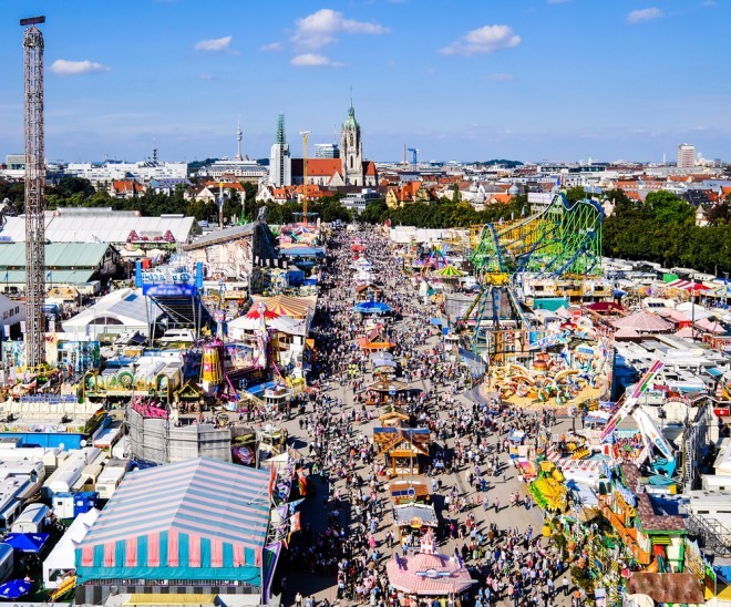 Na Oktoberfestu se vsako leto zbere več kot 6 miljionov ljudi s celega sveta. 
