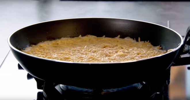 La base della deliziosa colazione di Gordon Ramsay è una frittella di patate.