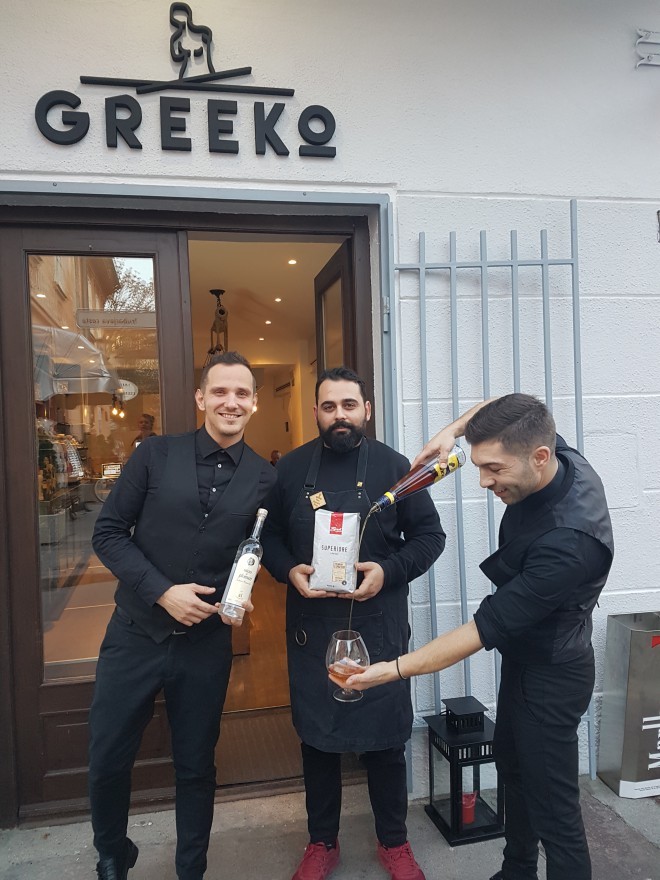 Grško restavracijo in kavarno so odprli trije mladi Grki. (Z leve proti desni: Theo, Takis in Milton)