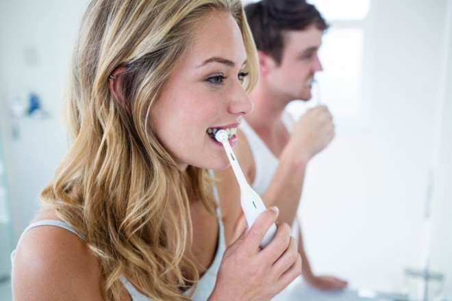 Dovresti lavarti i denti due volte al giorno: la mattina prima del primo pasto e la sera prima di andare a letto.