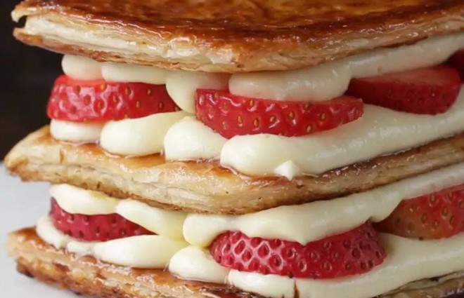Mmmmm! Strawberry puff pastry cake (millefeuille) is so delicious.