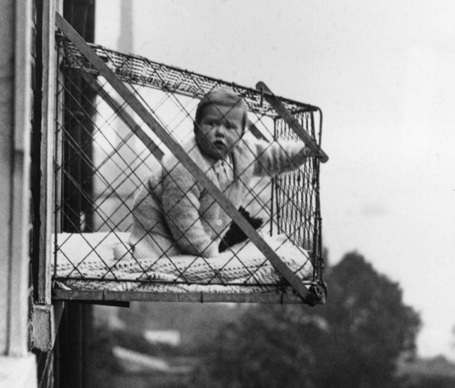 Do okien zewnętrznych przymocowano druciane klatki, w których umieszczano dziecko.