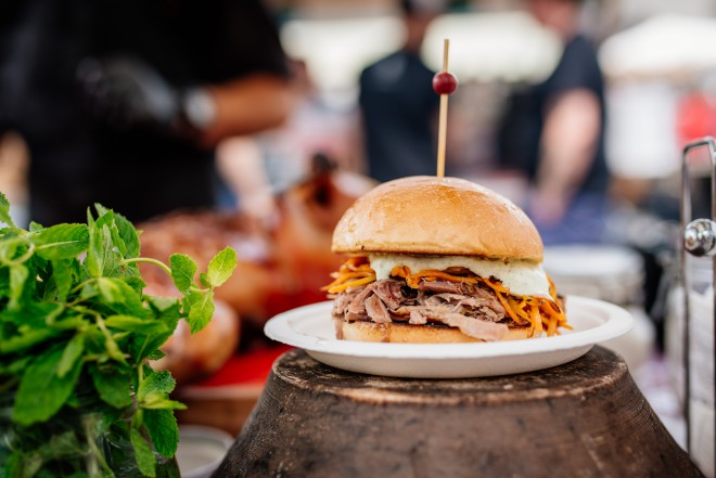 Delicious burgers, accompanied by beer, await you at Pogačarjev trg in April. 