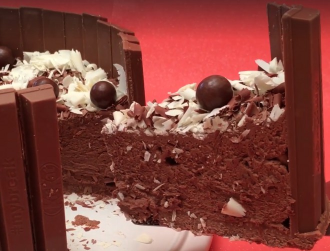 Čokoladna Kit Kat torta vas ne bo razočarala. 