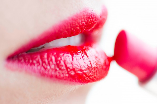 选择口红时要注意嘴唇的形状。