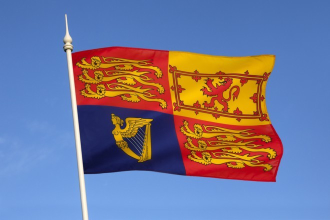 이 깃발이 버킹엄 궁전 위로 펄럭이면 여왕이 집에 있다는 것을 알 수 있습니다. 