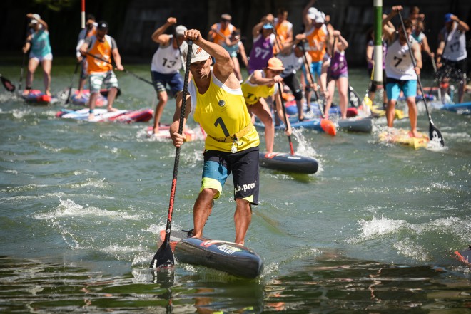 SUPing kann sich zu einer echten sportlichen Aktivität entwickeln (Ljubljanica SUP Challenge auf dem Foto). 