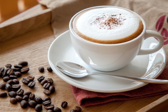 Kapučino je espresso s toplim spenjenim mleko in po želji potresen s čokolado.