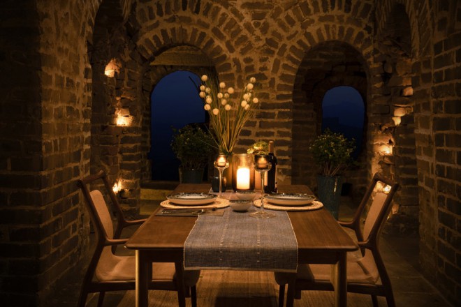 Voudriez-vous manger ici au coucher du soleil ?