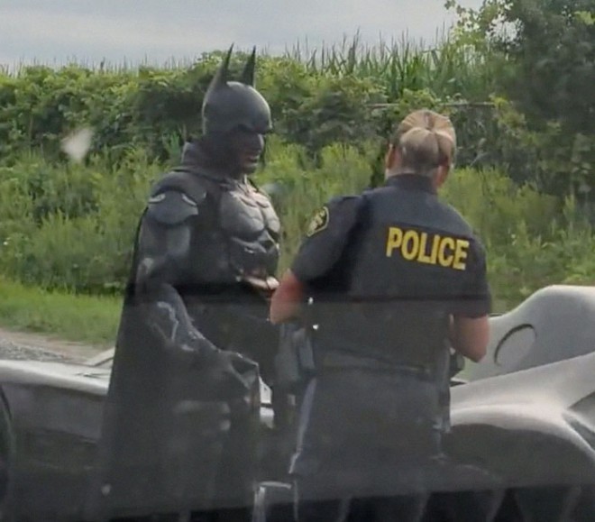 Batman ja poliisinainen.